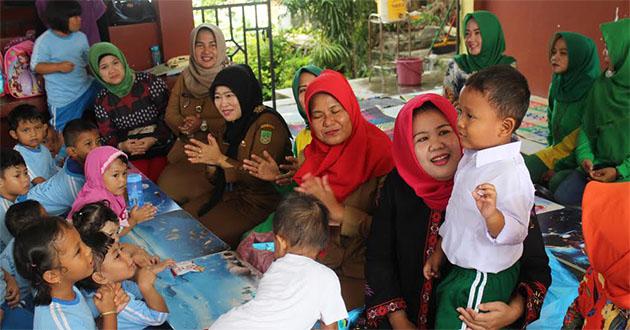 Bunda PAUD Batam Bermain dengan Anak Pos PAUD Anggrek II